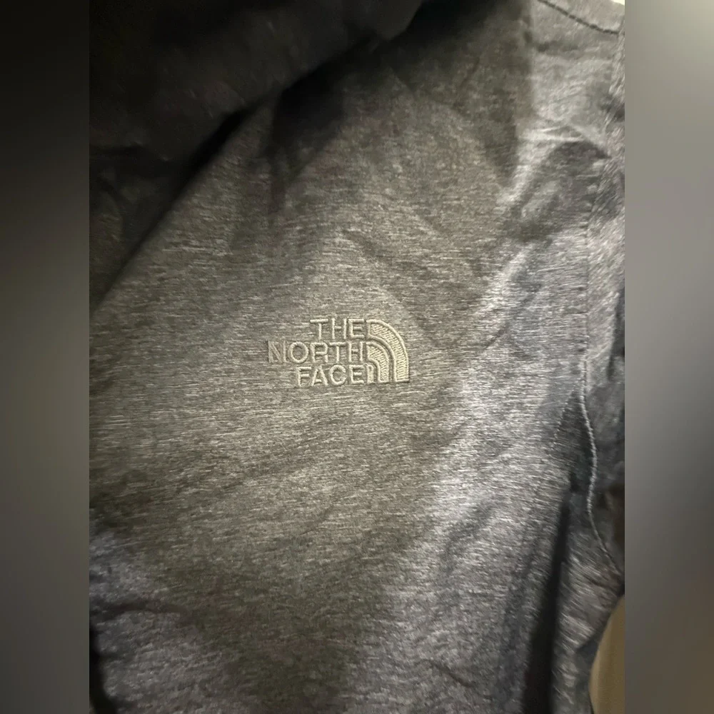 North Face. Women’s Dryvent Rain Jacket. Dark Gray Heather. Size Small._11